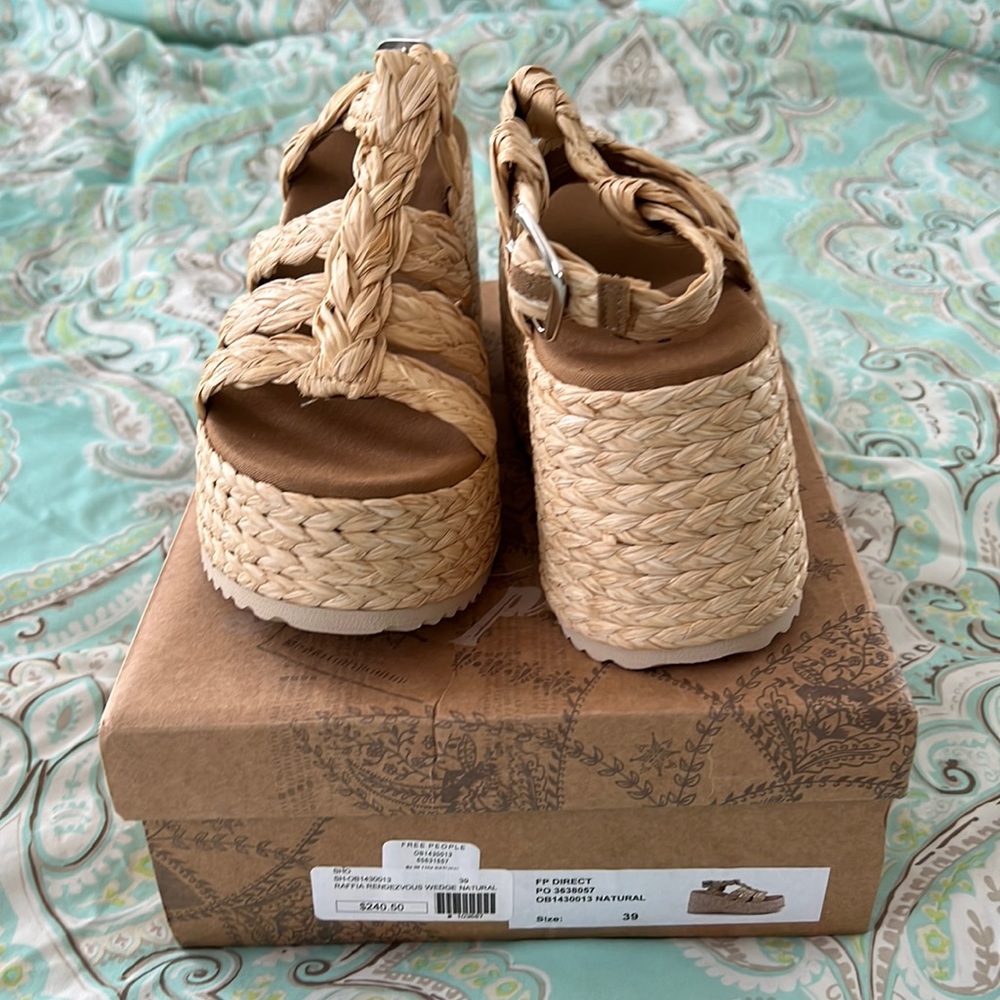 Raffia Rendezvous wedge sandal! Size 39 4 in platform heel runs large